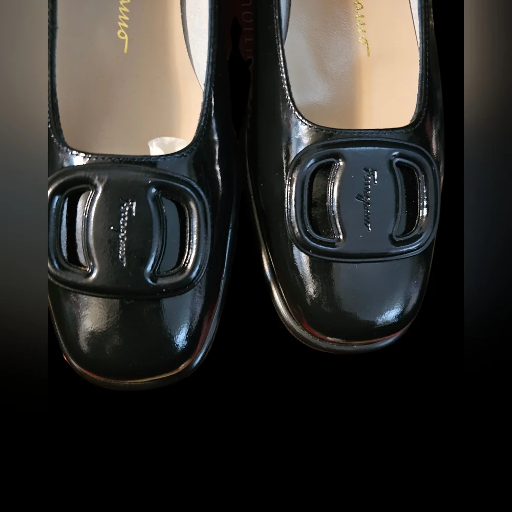 Ferragamo Gancini Vintage Black Patent Pumps Size 7.5B NIB